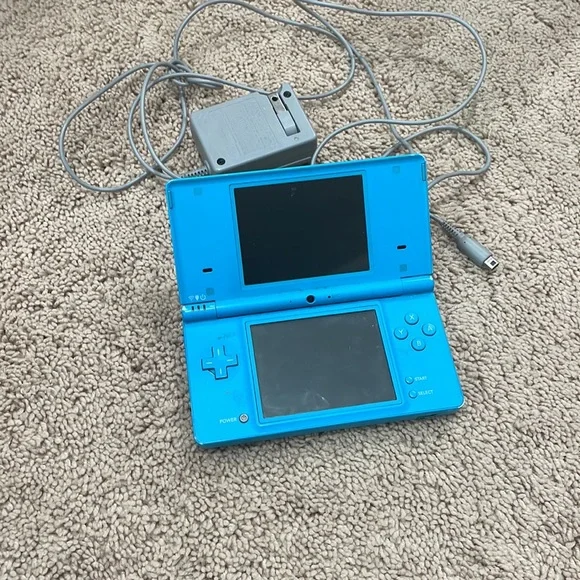 Used blue Nintendo DSI - Picture 3 of 5